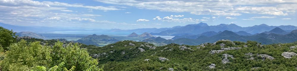 Blick über die Hügelland bis zum Skutarisee und Albanien. Blick über die Hügelland bis zum Skutarisee und Albanien.