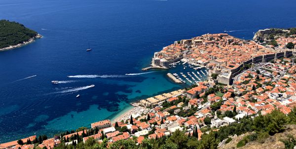 Die Altstadt von Dubrovnik vom Srd im Süden von Kroatien.