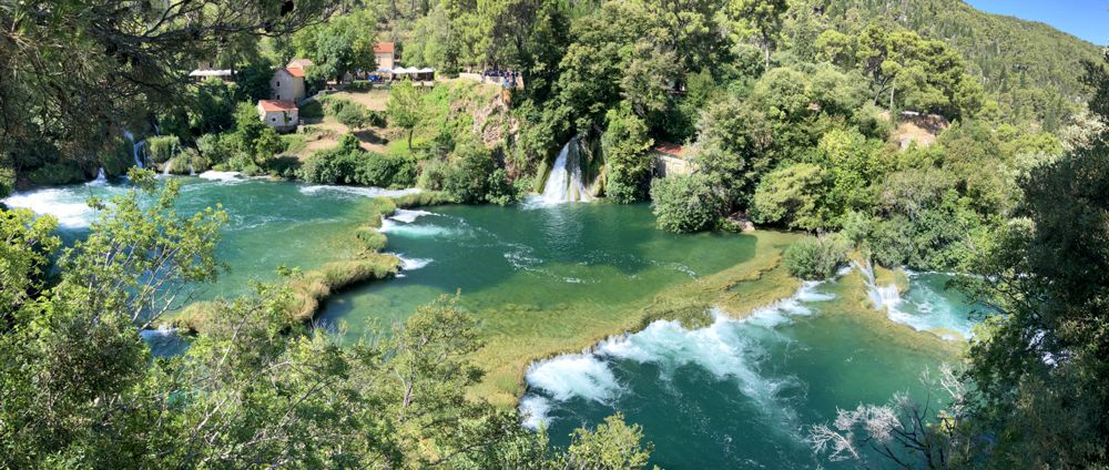 Krka Nationalpark mit unzähligen Wasserfällen und -stufen in die Tiefe. Krka Nationalpark mit unzähligen Wasserfällen und -stufen in die Tiefe.