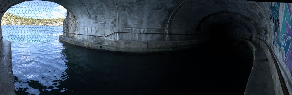 Morski Tunel (U-Boot-Tunnel) im Antonius Kanal (Sveti Ante) nach Šibenik. Morski Tunel (U-Boot-Tunnel) im Antonius Kanal (Sveti Ante) nach Šibenik.