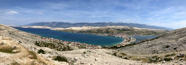 Insel Pag mit Inselhauptstadt in wüstenartiger Landschaft.