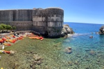 Unzählige Paddler am Rande der Stadtmauern von Dubrovnik.
