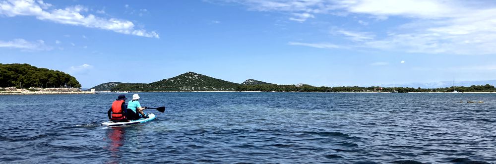 Aufbruch mit den SUPs über das Meer zur Otok (Insel) Tegina. Aufbruch mit den SUPs über das Meer zur Otok (Insel) Tegina.