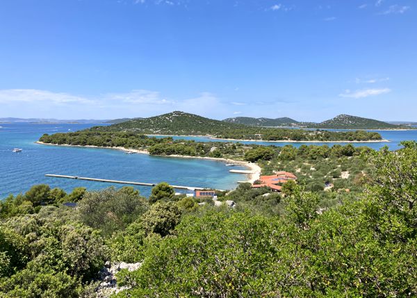 Blick vom Inselberg über Zminjak bis hinüber nach Otok Radelj. Blick vom Inselberg über Zminjak bis hinüber nach Otok Radelj.