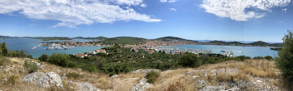 Blick vom Vrh Gradine zur Inselhauptstadt Murter. Blick vom Vrh Gradine zur Inselhauptstadt Murter.