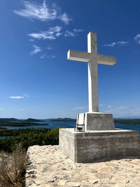 Gipfelkreuz auf dem Vrh Gradine. Gipfelkreuz auf dem Vrh Gradine.