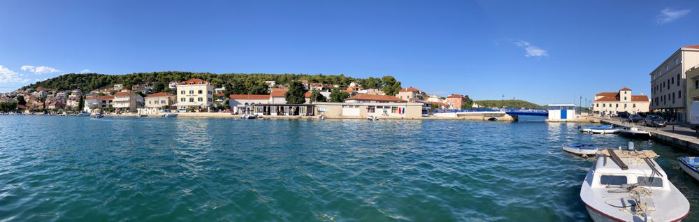 20 Meter sind es in Tisno vom Festland auf die Insel Murter. 20 Meter sind es in Tisno vom Festland auf die Insel Murter.