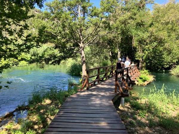 Auf Boardwalks 1,9 km um den bekannten Skradinski Buk. Auf Boardwalks 1,9 km um den bekannten Skradinski Buk.