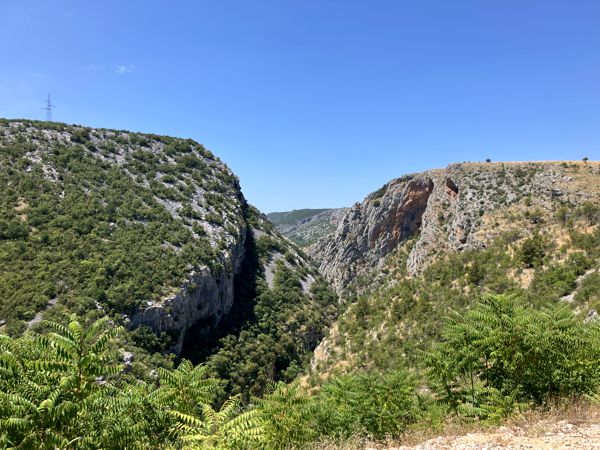 Der trockene Čikola Canyon auf dem Weg zur Klosterinsel Visovac. Der trockene Čikola Canyon auf dem Weg zur Klosterinsel Visovac.