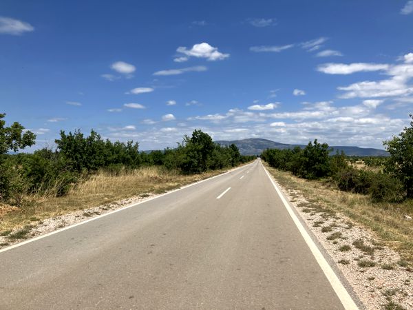Abseits der Krka ist die Landschaft trocken und karg. Abseits der Krka ist die Landschaft trocken und karg.