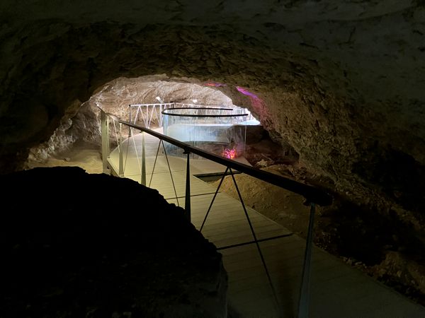 Der Weg durch die 59 m tiefe Höhle. Der Weg durch die 59 m tiefe Höhle.