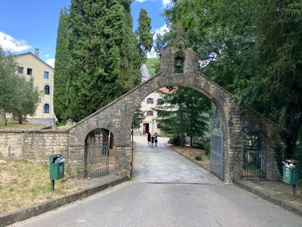 Das Krka Kloster am Rande der Krka. Das Krka Kloster am Rande der Krka.