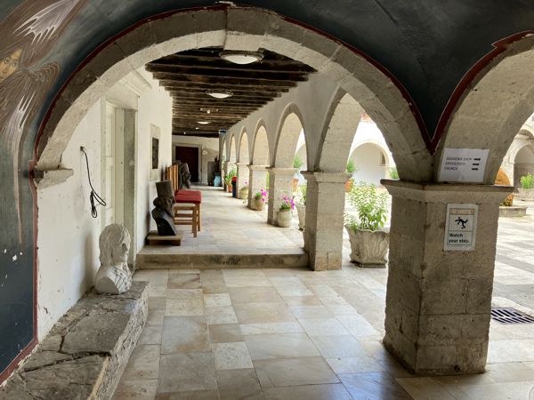 Kreuzgang im serbisch-orthodoxen Kloster Krka. Kreuzgang im serbisch-orthodoxen Kloster Krka.
