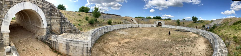 Die Ruinen des Amphitheater von Burnum unweit des Manojlovac Falls. Die Ruinen des Amphitheater von Burnum unweit des Manojlovac Falls.