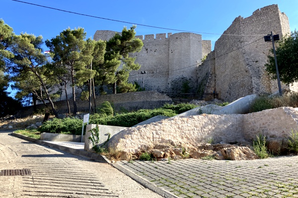 Die Festung St. Michael thront im Herzen von Šibenik über der Altstadt.