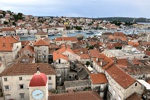 Blick über die Altstadt bis hinüber zur Insel Čiovo.