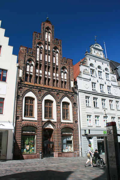 Die Stadtbibliothek mit typisch hanseatischer Fassade. Die Stadtbibliothek mit typisch hanseatischer Fassade.