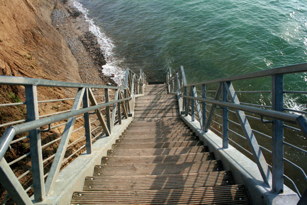 Treppe die Steilküste hinab ins Wasser. Treppe die Steilküste hinab ins Wasser.