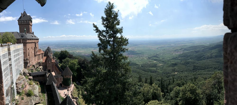 Blick vom Vertreidigungsturm der Haut-Kœnigsbourg über die Rheinebene. Blick vom Vertreidigungsturm der Haut-Kœnigsbourg über die Rheinebene.