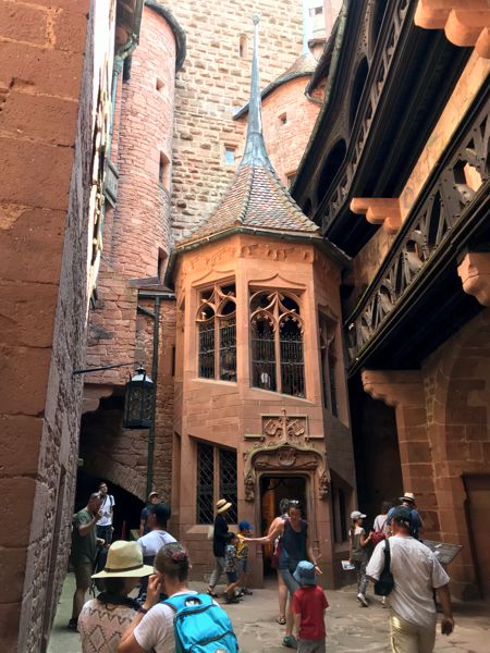 Treppenhaus im Inneren der Burg zu den oberen Stockwerken. Treppenhaus im Inneren der Burg zu den oberen Stockwerken.