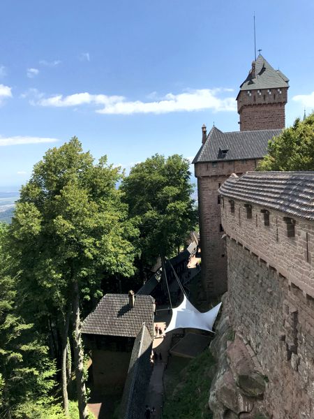 Die Haut-Kœnigsbourg im strahlenden Sonnenlicht. Die Haut-Kœnigsbourg im strahlenden Sonnenlicht.
