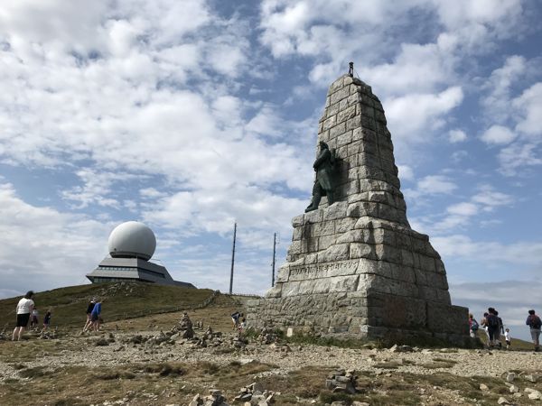 Der Gipfel des Grand Ballon mit Radarstation und Denkmal Diables bleus. Der Gipfel des Grand Ballon mit Radarstation und Denkmal Diables bleus.