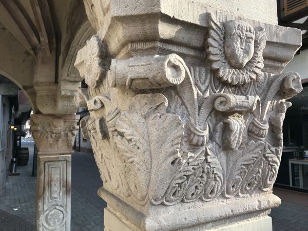 Prächtig verzierte Steinsäulen und Kapitelle am Markplatz. Prächtig verzierte Steinsäulen und Kapitelle am Markplatz.
