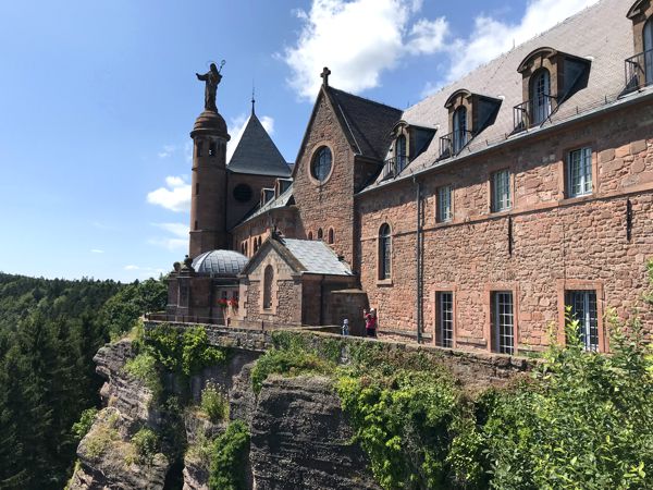 Das Kloster Hohenburg auf dem Mont Sainte-Odile (763 m). Das Kloster Hohenburg auf dem Mont Sainte-Odile (763 m).