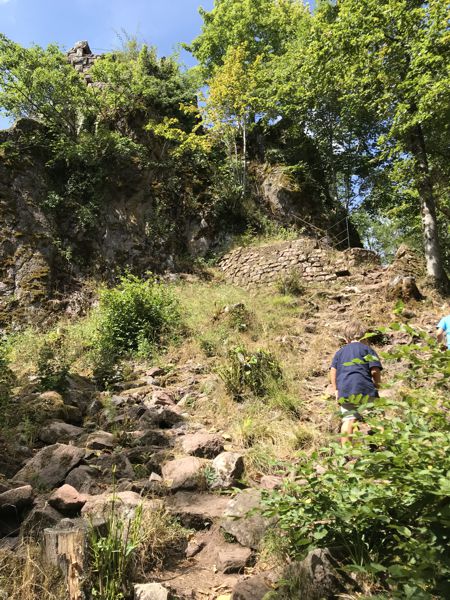 Der wilde Aufstieg zur Oberburg (wir haben den Weg nicht gleich gefunden). Der wilde Aufstieg zur Oberburg (wir haben den Weg nicht gleich gefunden).