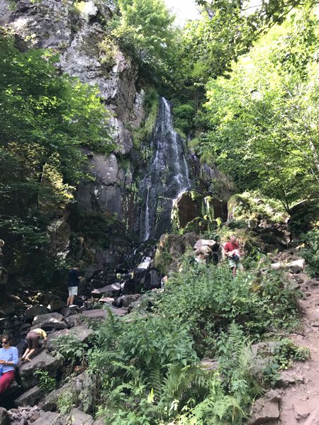 Der Wasserfall Cascade du Nideck unterhalb der Burg lädt zum Planschen ein. Der Wasserfall Cascade du Nideck unterhalb der Burg lädt zum Planschen ein.