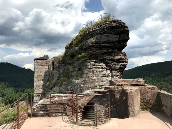 Der Berg war schmal und die Burg war es auch. Der Berg war schmal und die Burg war es auch.