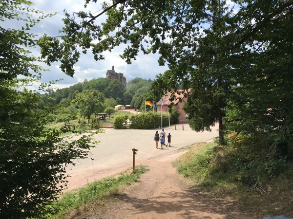 Am Forsthaus ist der Eintritt zur im Hintergrund gelegenen Burg Fleckenstein zu entrichten. Am Forsthaus ist der Eintritt zur im Hintergrund gelegenen Burg Fleckenstein zu entrichten.