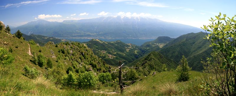 Blick vom Gipfel in Richtung Gardasee und Monte Baldo. Blick vom Gipfel in Richtung Gardasee und Monte Baldo.