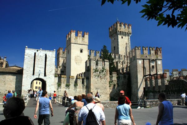 Scaliger Wasserburg in Sirmione. Scaliger Wasserburg in Sirmione.