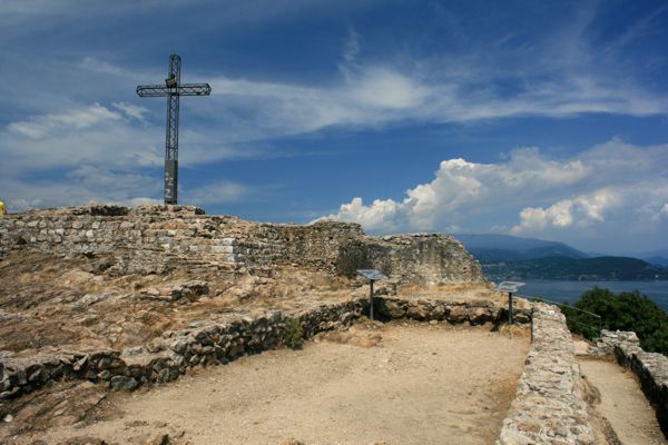 Burganlage auf dem Rocca die Manerba. Burganlage auf dem Rocca die Manerba.