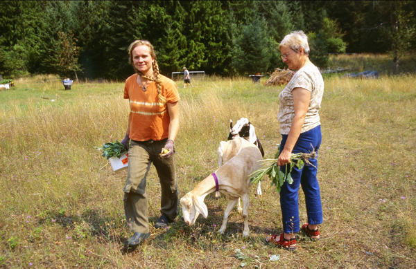 Julia und Friederun beim Ziegen hüten* Julia und Friederun beim Ziegen hüten*