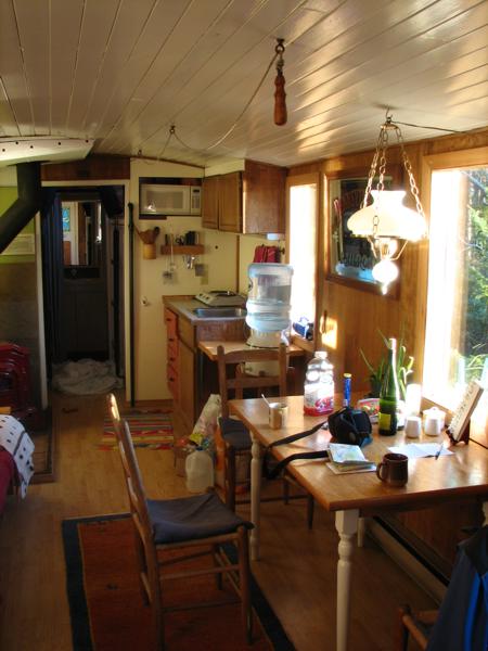 Caboose - Wohnraum mit Küche Caboose - Wohnraum mit Küche