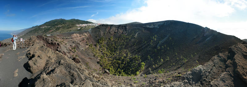 Blick über den Krater des San Antonio nach Norden und Fuencaliente. Blick über den Krater des San Antonio nach Norden und Fuencaliente.