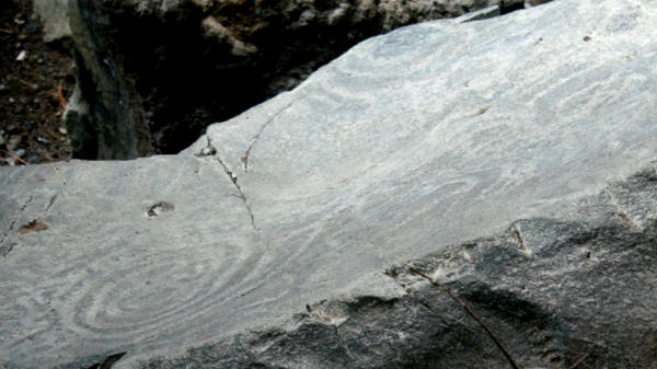 Keiner weiß, was die Petroglyphen (geritzte Steinkreise) bedeuten. Keiner weiß, was die Petroglyphen (geritzte Steinkreise) bedeuten.
