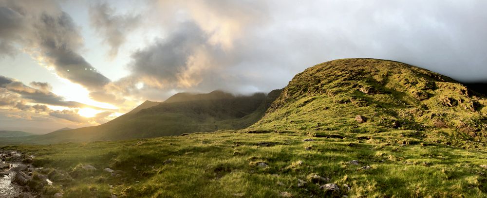 Sonnenaufgang in den Mac Gillycuddy’s Reeks beim Aufstieg auf den Carrauntoohil. Sonnenaufgang in den Mac Gillycuddy’s Reeks beim Aufstieg auf den Carrauntoohil.