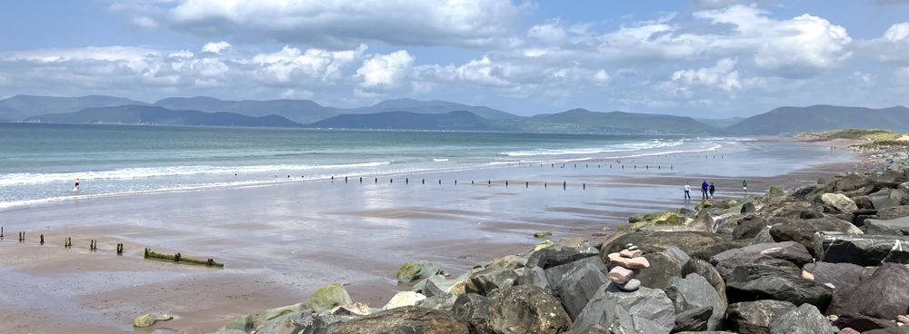 Rossbeigh Beach im nördlichen Teil des Ring of Kerry mit Blick auf die Dingle Halbinsel. Rossbeigh Beach im nördlichen Teil des Ring of Kerry mit Blick auf die Dingle Halbinsel.