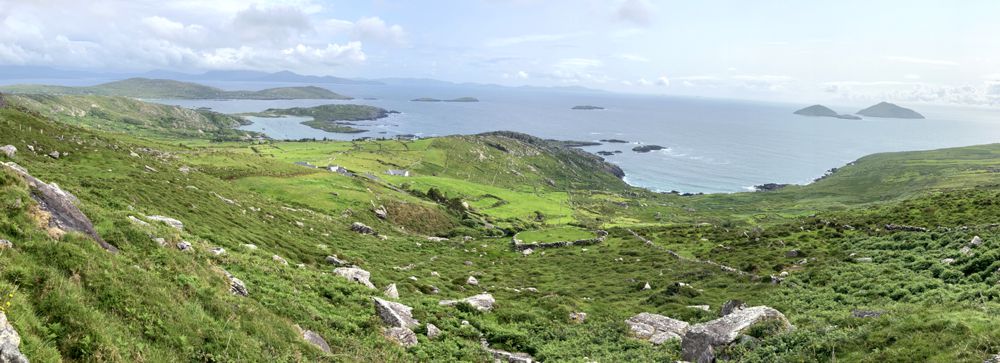 Südlicher Ring of Kerry mit wilder Insellandschaft. Südlicher Ring of Kerry mit wilder Insellandschaft.