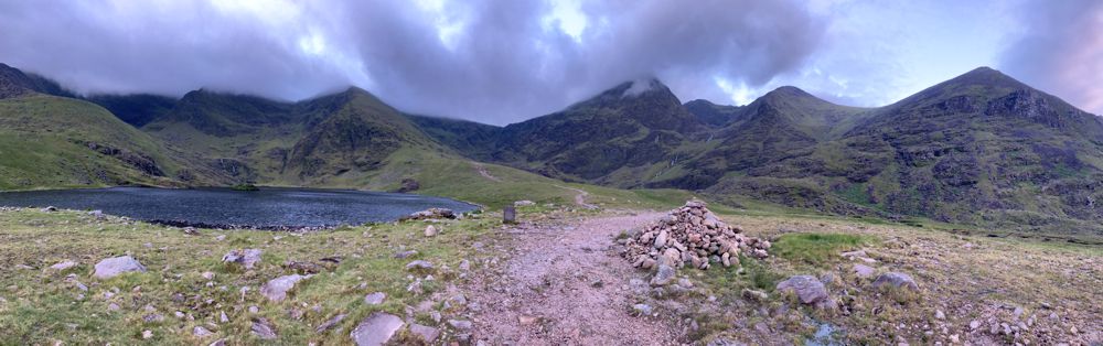 Lough Callee mit Carrauntoohil in den Wolken in der Mitte. Lough Callee mit Carrauntoohil in den Wolken in der Mitte.
