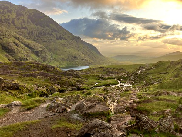 Der Sonnenaufgang taucht Hag's Glen in goldenes Licht. Der Sonnenaufgang taucht Hag's Glen in goldenes Licht.
