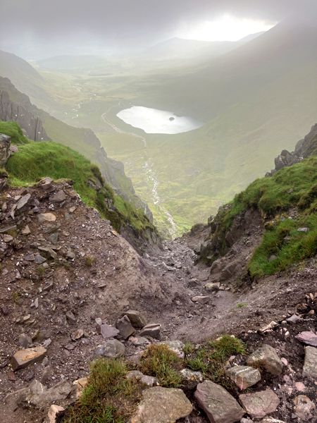 Blick zurück vom oberen Ende der Devil’s Ladder aus den Wolken hinab in Hag's Glen. Blick zurück vom oberen Ende der Devil’s Ladder aus den Wolken hinab in Hag's Glen.