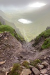 Blick zurück vom oberen Ende der Devil’s Ladder aus den Wolken hinab in Hag's Glen.