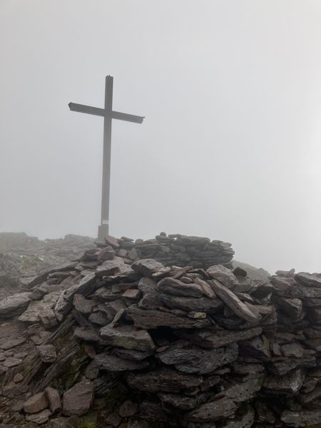 Gipfelkreuz des Carrauntoohil (1039 m) komplett in den Wolken. Gipfelkreuz des Carrauntoohil (1039 m) komplett in den Wolken.