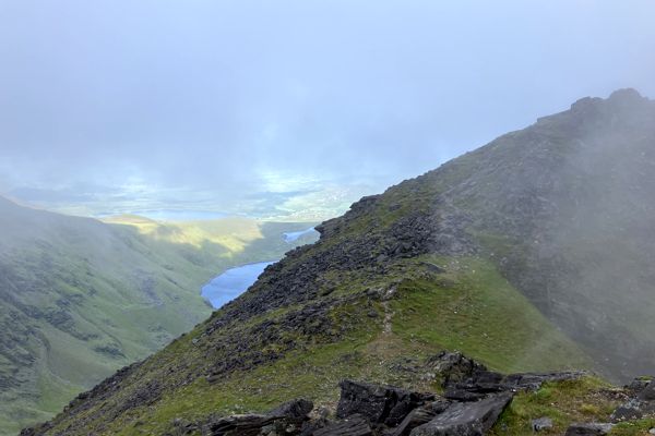 Ab und zu öffnet sich die Wolkendecke und lässt die schöne irische Landschaft erahnen. Ab und zu öffnet sich die Wolkendecke und lässt die schöne irische Landschaft erahnen.