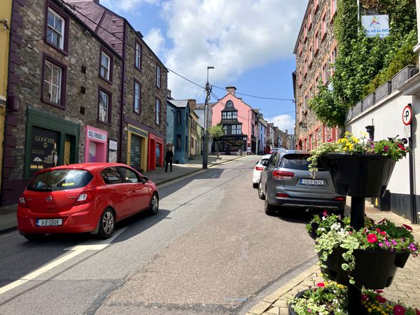 Kleiner Zwischenstopp in den steilen Straßen von Killorglin. Kleiner Zwischenstopp in den steilen Straßen von Killorglin.