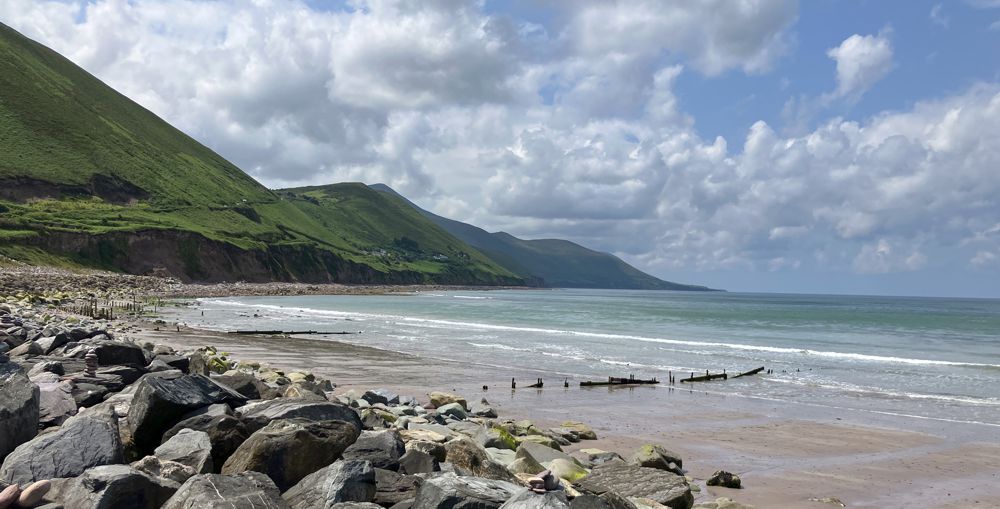 Endlose grüne Hänge am Rossbeigh Beach Richtung Westen. Endlose grüne Hänge am Rossbeigh Beach Richtung Westen.